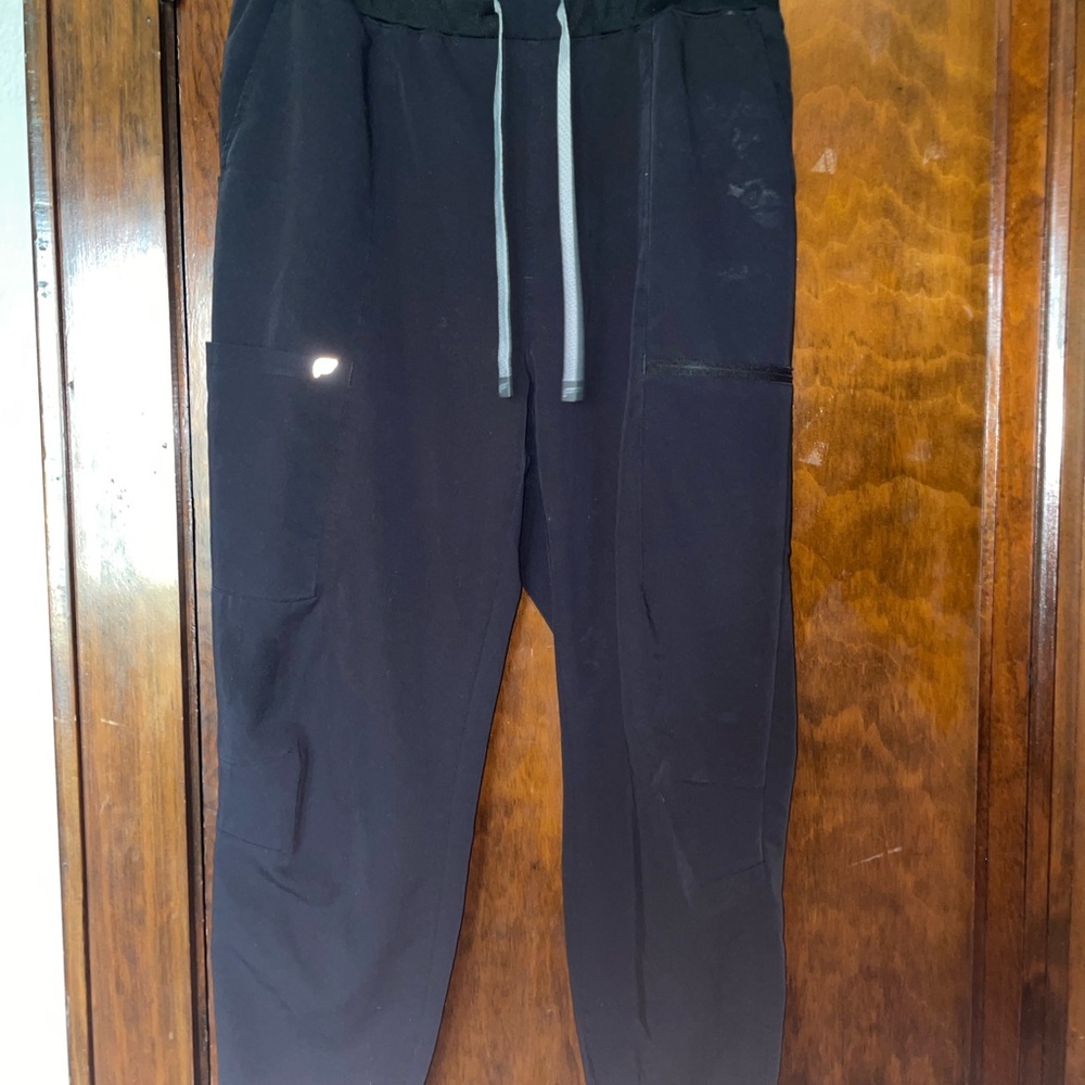 Women's Black Cuffed Scrub Pants - Fabletics